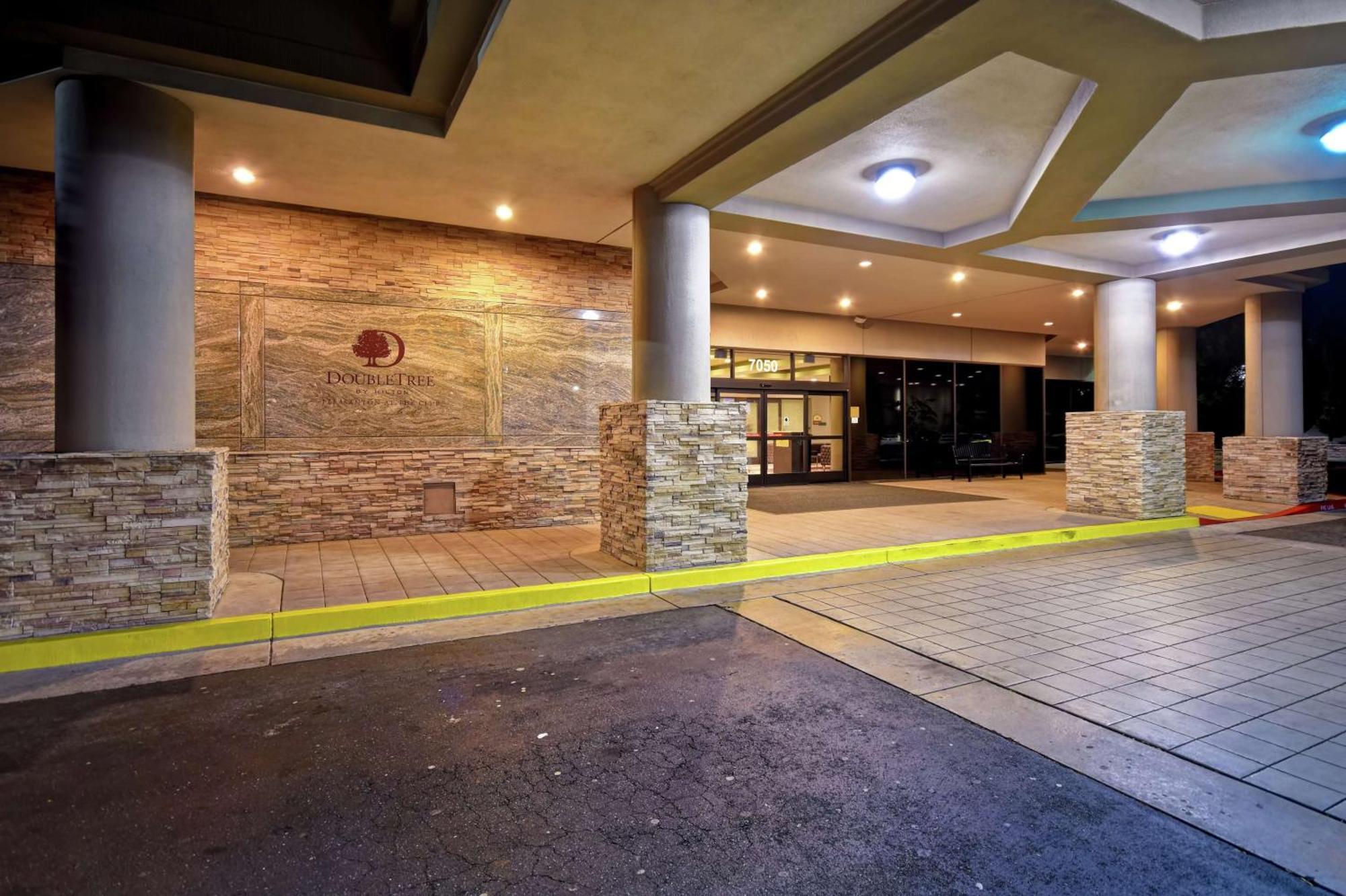 Hotel Doubletree By Hilton Pleasanton At The Club Exterior foto
