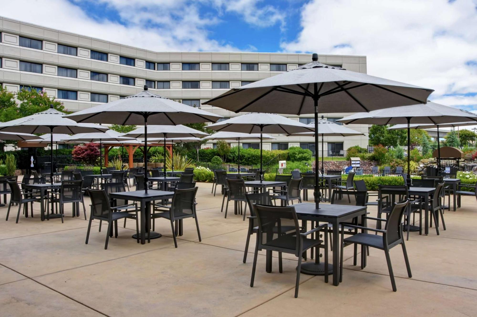 Hotel Doubletree By Hilton Pleasanton At The Club Exterior foto